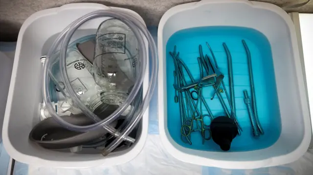 معدات طبية تستخدم في عملية الإجهاض المتعمد