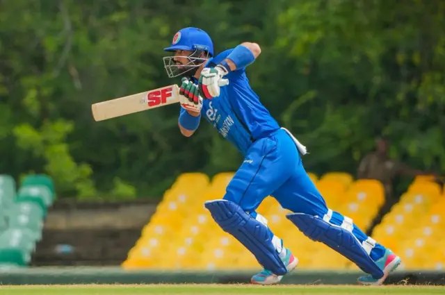 حسن عیسیخېل توپ وهلی او د منډې په حال کې برېښي.