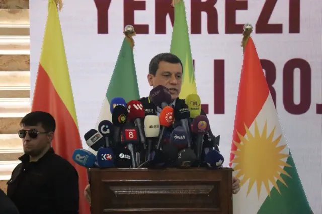 SDG Genel Komutanı Mazlum Abdi, 26 Nisan 2025'te Kamışlı'da bir konferansta konuşuyor