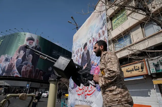 Armed soja for di Iran Revolutionary Guards as e dey protect one video