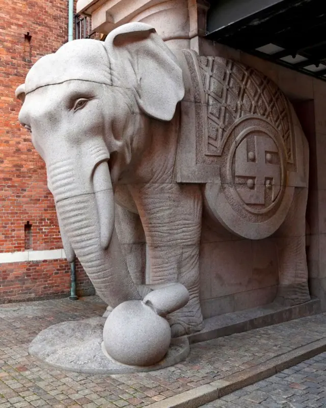 قبل از جنگ جهانی دوم، از صلیب شکسته در نشان‌های تجاری استفاده می‌شد. همین‌طور که اینجا در ورودی کارخانه کارلزبرگ مشاهده می‌کنید