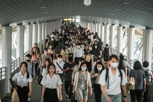 หน้ากากอนามัยยังคงเป็นอุปกรณ์ที่คนไทยใช้ปกป้องตัวเองจากฝุ่นพิษ PM 2.5