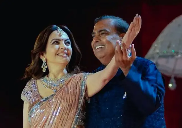 नीता अंबानी और मुकेश अंबानी 