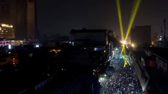 नयाँ वर्ष मान्न काठमाण्डूको ठमेलमा उर्लिएको भीड