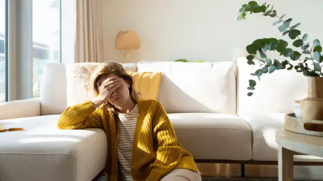 سيدة عليها علامات حزن وتفكير