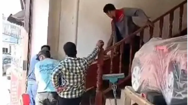 ဖယ်ရှားခံရတဲ့အိမ်တွေက ပစ္စည်းတွေသယ်ထုတ်နေကြရပါတယ်