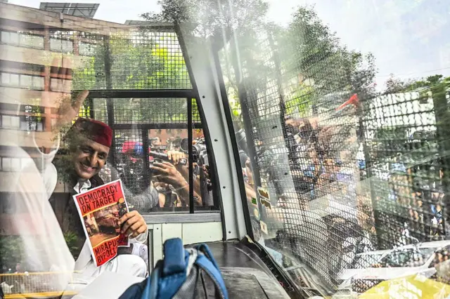 দিল্লি পুলিশের হাতে আটক হওয়ার পর সমাজবাদী পার্টি নেতা অখিলেশ যাদব 