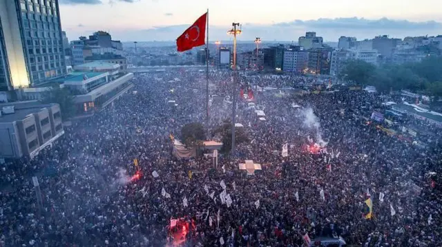 2013 में गेज़ी पार्क विरोध प्रदर्शन के दौरान तकसीम स्क्वायर में भीड़