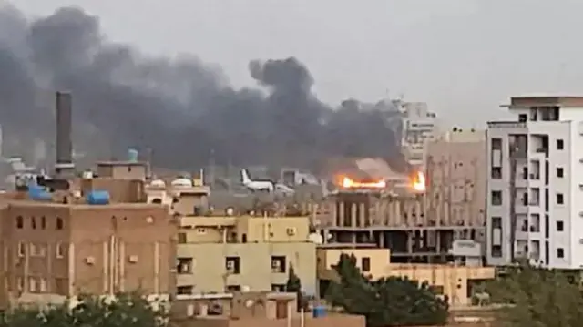 খার্তুম বিমানবন্দরের টারমার্কে আগুন আর ধোঁয়া দেখা যায় কয়েকদিন আগে।