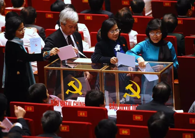 Các đại biểu Thành phố Hồ Chí Minh tham dự Đại hội Đảng Cộng sản Việt Nam lần thứ 11 xếp hàng bỏ phiếu bầu các thành viên Ban Chấp hành Trung ương Đảng tại Hà Nội ngày 17/1/2011