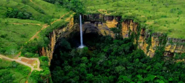 Cachoeira Véu da Noiva, na Chapada dos Guimarães, em meio a formação rochosa repleta de vegetação verde