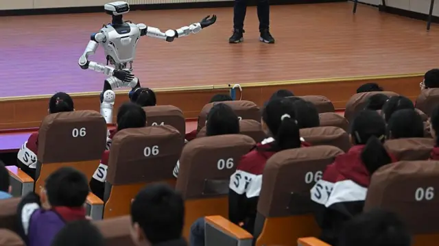 機器人站在講台前方，面對著台下的學生