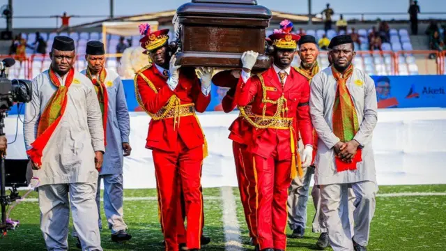 Guards carry di casket of Aketi