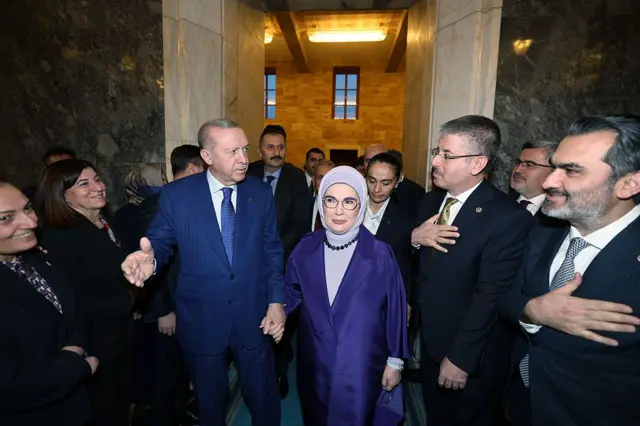 Cumhurbaşkanı Recep Tayyip Erdoğan ve eşi Emine Erdoğan iftar programına beraber katılırken