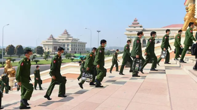 နေပြည်တော်မှာရှိတဲ့လွှတ်တော်ကို တက်ရောက်လာတဲ့ တပ်မတော်သားလွှတ်တော်ကိုယ်စားလှယ်အစုအဖွဲ့ကို တွေ့ရစဥ်။ ပုံဟောင်းဖြစ်ပါတယ်။