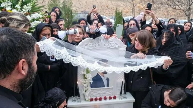 امیرحسین در جریان اعتراضات سراسری ضدحکومتی که در ده‌ها شهر و شهرستان ایران گسترش یافت، در مشهد هدف گلوله قرار گرفت و کشته شد. مراسم چهلم او در روستای لایین به‌صورت نمادین به شکل یک مراسم عروسی برگزار شد، زیرا او در زمان مرگش مجرد بود؛ این اقدام بخشی از سنت گسترده‌تر سوگواری عمومی پس از ناآرامی‌ها به شمار می‌رود.
