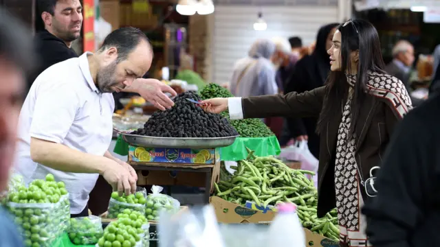 伊朗民眾在伊朗德黑蘭的塔吉里什市集（Tajrish Bazaar）購物（25/4/2026）