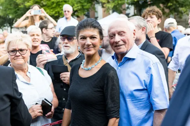 خانم واگنکنشت در یکی از برنامه‌های انتخاباتی در کنار همسرش، اسکار لافونتین، وزیر سابق دارایی و رهبر سابق حزب سوسیال دموکرات و سپس حزب چپ