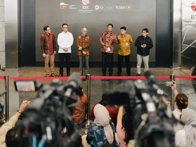 Pejabat Otoritas Jasa Keuangan Indonesia (OJK) menghadiri konferensi pers di Bursa Efek Indonesia (IDX) di Jakarta, Indonesia, Jumat, 30 Januari 2026. Pengunduran diri kepala eksekutif Bursa Efek Indonesia menandai konsekuensi nyata pertama dari tuntutan reformasi MSCI Inc., ketika pembuat kebijakan bergegas meluncurkan langkah-langkah yang bertujuan untuk mencegah penurunan peringkat dan memulihkan kepercayaan.