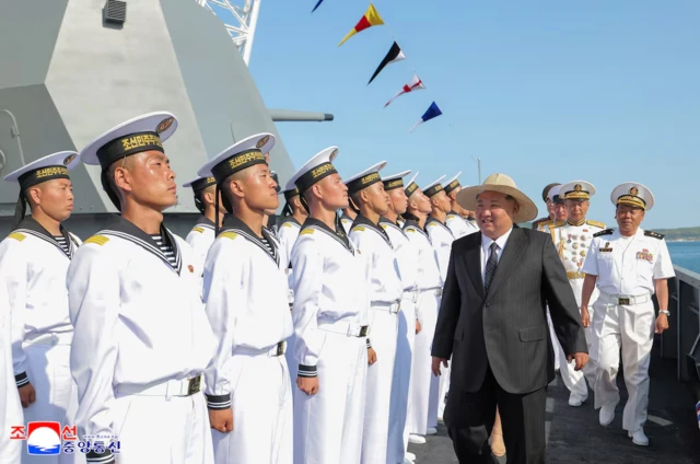 Các chuyên gia cho rằng ông Kim Jong-un đã sử dụng sự cố hạ thủy tàu chiến để củng cố lòng trung thành của người dân đối với chế độ và hệ tư tưởng của chế độ