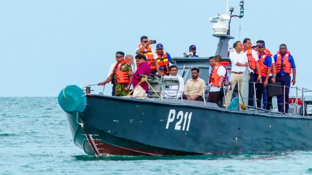 ශ්රී ලංකාවේ සහ ඉන්දියාවේ බොහෝ පිරිස් අතර මේ දිනවල කතාබහකට ලක්ව ඇති කච්චතීව් දූපතට ජනාධිපති අනුර කුමාර දිසානායක කළ සංචාරයේදී ජීවිත ආරක්ෂක කබායක් නොපැළඳ බෝට්ටුවකින් ගමන් කිරීම පිළිබඳව සමාජ මාධ්ය ජාල ඔස්සේ අවධානයට ලක්ව තිබේ.