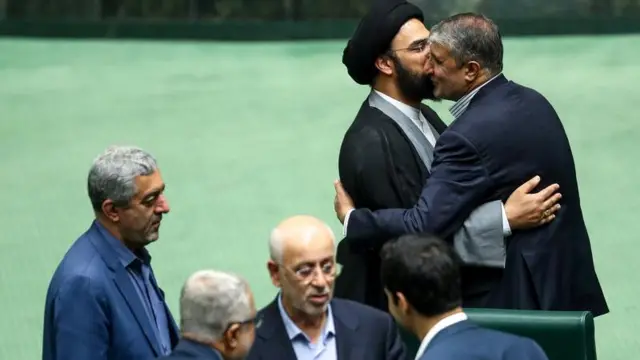 محمد اسلامی رئیس سازمان انرژی اتمی ایران (نفر اول از راست) در جلسه رای اعتماد حاضر شده بود