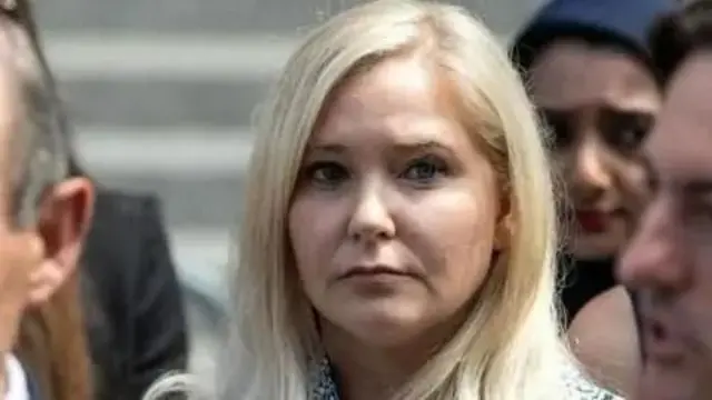 د ویرجینیا جوفري یو نژدې انځور، چې زېړځلېدونکي وېښتان لري 