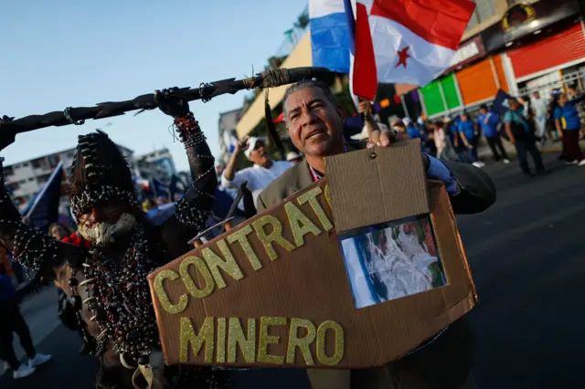 Manifestante en las protestas contra la minería en Panamá