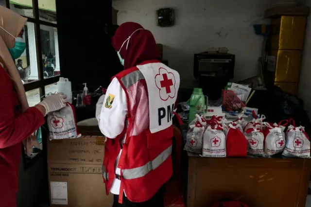 Palang Merah Indonesia mengemas obat-obatan untuk membantu korban banjir bandang pada 22 September 2020 di mana dua orang tewas dan ratusan orang mengungsi di Cicurug, Sukabumi, Jawa Barat.