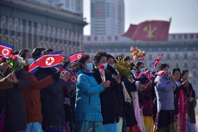 Norcoreanos en Pyongyang