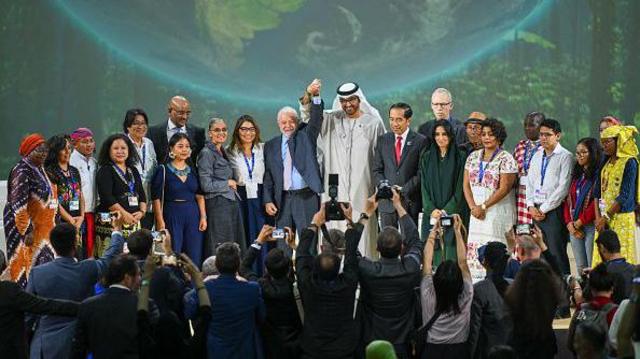 Lula ergue as mãos junto com Dr. Sultan Al Jaber, o presidente da COP28 realizadaaposta esportiva lotinha resultadoDubai