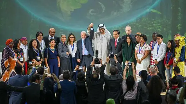 Lula ergue as mãos junto com Dr. Sultan Al Jaber, o presidente da COP28 realizadabetano é seguraDubai