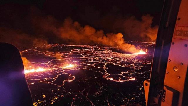 vista aérea de la lava producida por la erupción de un volcán en islandia 