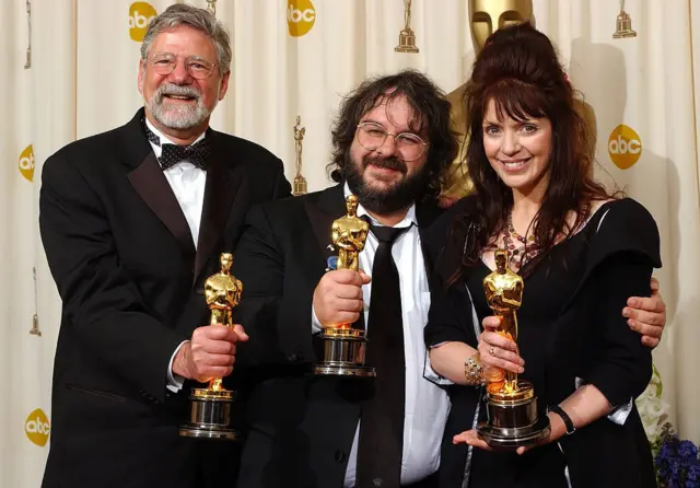 'লর্ড অব দ্য রিংস: দ্য রিটার্ন অব দ্য কিং' এর পরিচালক পিটার জ্যাকসন(মাঝে) এর সাথে ব্যারি এম অসবোর্ন এবং ফ্র্যান ওয়ালশ। 