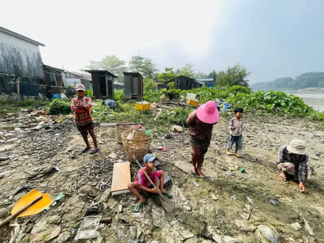 အာဏာသိမ်းကာလမှာ အလုပ်အကိုင် ရှားပါးတဲ့အပြင် ဆန်ဈေးတွေ တက်လာတာကြောင့် စားဝတ်နေရေးက ကျပ်သထက် ကျပ်တည်းလာတယ်လို့ ပြော