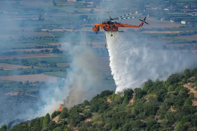 İzmir'in Ödemiş ilçesindeki yangına müdahale eden bir helikopter (4 Temmuz 2025)