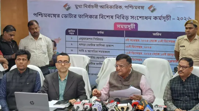 মঙ্গলবার সন্ধ্যায় খসড়া ভোটার তালিকা আনুষ্ঠানিকভাবে প্রকাশ করছেন মনোজ আগরওয়াল (মাঝখানে)