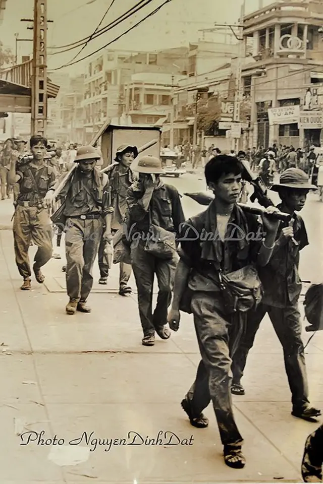Khoảng 10 giờ sáng ngày 30/4/1975. Quân giải phóng từ hướng Hóc Môn tiến vào trung tâm thành phố Sài Gòn đang đi ngang qua đường Trương Minh Giảng (Lê Văn Sỹ) quận 3. Phía trước các anh là các anh lính VNCH cởi áo đi trước