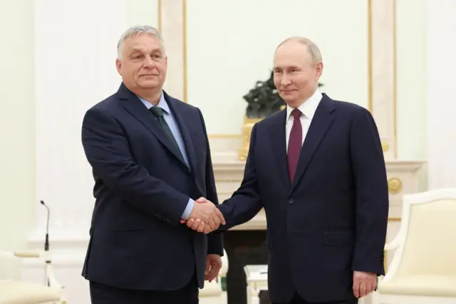Aperto de mãos entre Orbán e Putin
