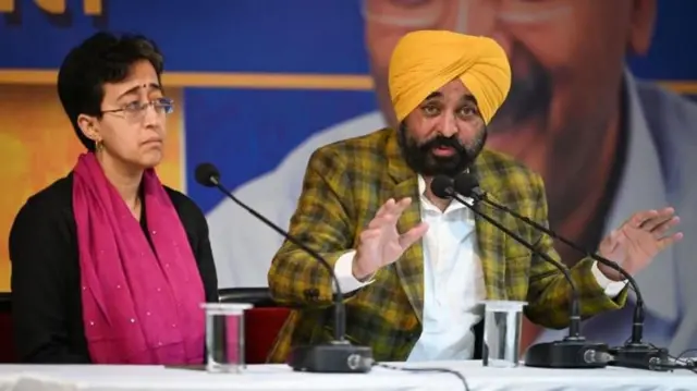 அரவிந்த் கேஜ்ரிவால், டெல்லி, மோதி - ராகுல் காந்தி