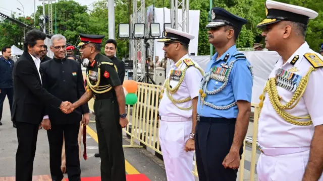 முப்படைகளின் உயரதிகாரிகள் அறிமுகம்.