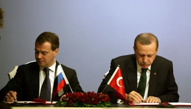 رجب طیب اردوغان، نخست‌وزیر وقت ترکیه، و دیمیتری مدودف، رئیس‌جمهور وقت روسیه، در ماه مه ۲۰۱۰ توافق آق‌قویو را امضا کردند 