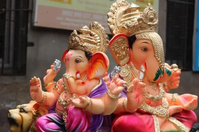 ગણપતિ મૂર્તિ, ગણેશ વિસર્જન ગણપતિ મૂર્તિ, ગણેશ વિસર્જન ગણેશ ચતુર્થી મુંબઈ ગુજરાત ગુજરાતીમાં સમાચાર બીબીસી ગુજરાતી ન્યૂઝ ખડી માટી માટીના ગણેશ પ્રદૂષણ જળ પ્રદૂષણ