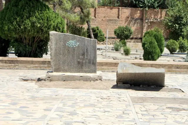 یادبود شکسته شده مصدق