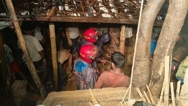 রাতেই উদ্ধার তৎপরতায় অংশ নেয় ফায়ার সার্ভিস ও স্থানীয় স্বেচ্ছাসেবকরা