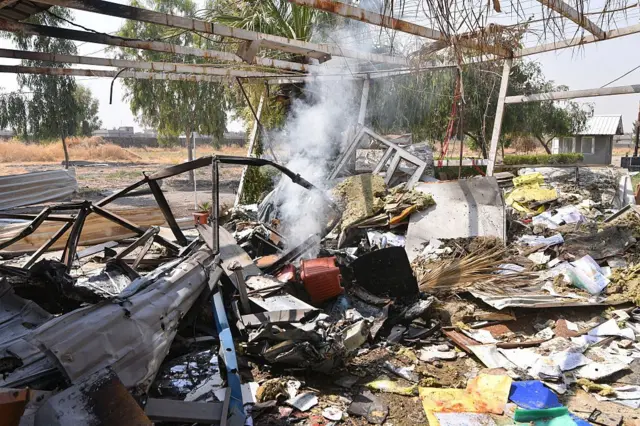 29 جولائی 2026 کو عراق کے شمالی صوبے نینویٰ کے علاقے برطلہ میں ایک حملے کے مقام پر تباہ شدہ عمارتوں کا عمومی منظر۔ سابق نیم فوجی اتحاد، جس میں ایران نواز گروہ بھی شامل ہیں، کے مطابق 29 جولائی کو عراق میں امریکی اور سعودی حملوں کے نتیجے میں کم از کم 20 ارکان ہلاک ہوئے۔ امریکہ اور سعودی عرب نے کہا ہے کہ انھوں نے عراق میں ایران نواز جنگجوؤں کے ٹھکانوں کو نشانہ بنایا۔ ان کے مطابق یہ کارروائی امریکی افواج اور سعودی تیل کی تنصیبات پر ہونے والے حملوں کے جواب میں کی گئی۔