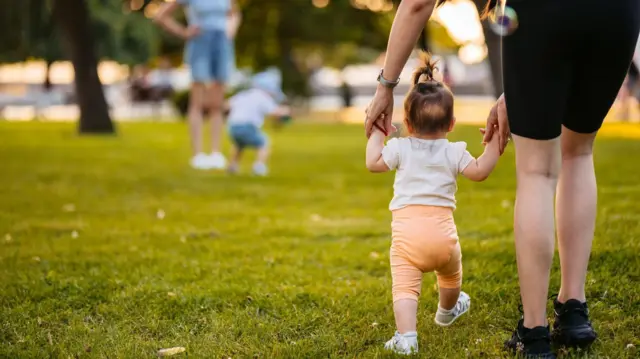 Çocuklarını parka götürmüş iki anne