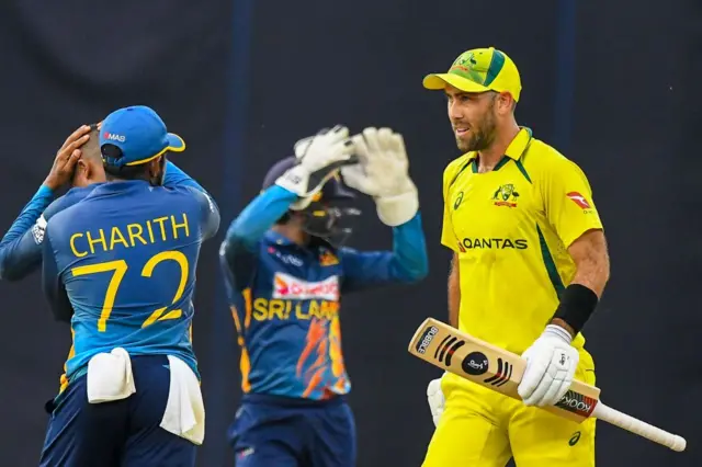 ඕස්ට්‍රේලියා කණ්ඩායමේ ග්ලේන් මැක්ස්වෙල් සහ ශ්‍රී ලංකා කණ්ඩායමේ චරිත් අසලංක තරගයක් අතර තුරදී.