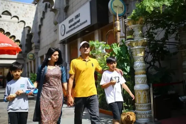 دیو رتوڑی اپنے بچوں اور اہلیہ کے ساتھ