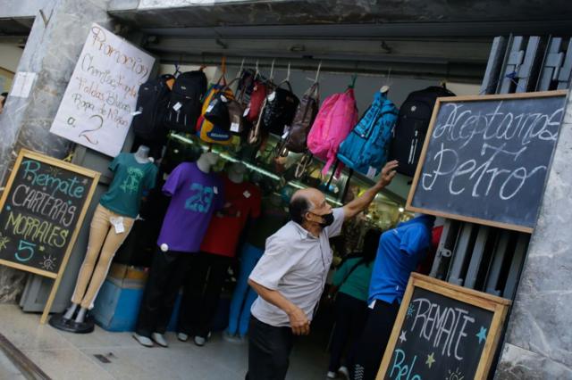 Un comercio con un letrero en el que anuncia que acepta petros.